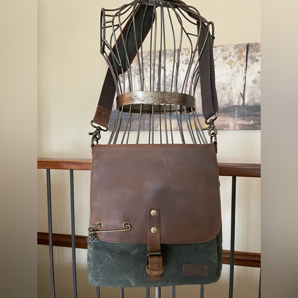 Other - della Q Distressed Leather & Coated Canvas  Knitters Makers Messenger Bag